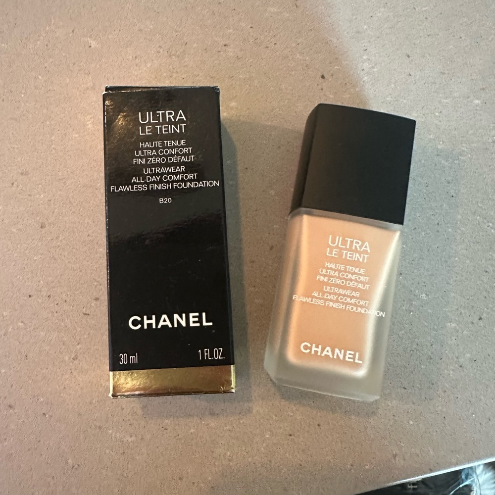 CHANEL Ultra Le Teint Foundation - B20 90% Full
